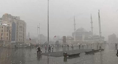 İstanbul - Taksim'de kar yağışı etkili oldu