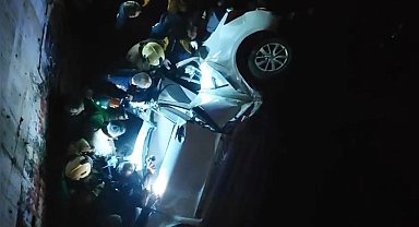 İstanbul-Ümraniye'de otomobil viyadükten düştü; sürücüyü itfaiye çıkardı