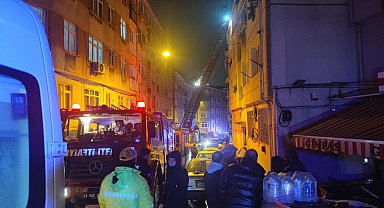 İstanbul- Üsküdar'da 4 katlı binanın giriş katında yangın çıktı