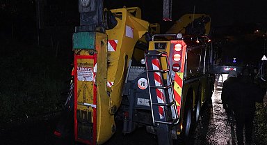 İstanbul - Üsküdar'da çöp kamyonu dereye devrildi: 1 yaralı