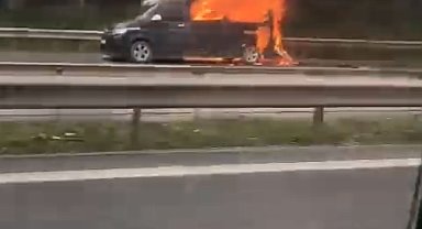 İstanbul- Üsküdar'da seyir halindeki ticari araç alev alev yandı