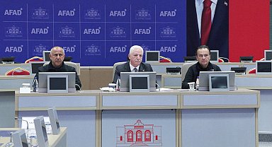 İstanbul - Vali Gül karla mücadele çalışmalarını açıkladı: Eğitime 1 gün ara verildi, motosikletlerin trafiğe çıkışı yasaklandı