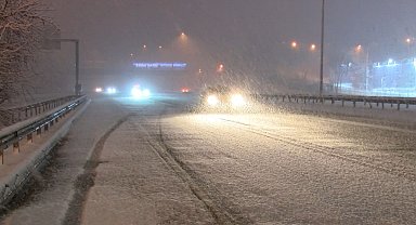 İstanbul'da kar yağışı gece etkili oldu; beyaza bürünen park ve sokaklar halay çekip, kar topu oynadılar