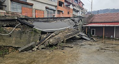 İstinat duvarı yıkılan sokakta yol da çöktü