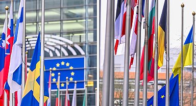 İsveç'teki silahlı saldırı nedeniyle AB Komisyonu'nda bayraklar yarıya indirildi