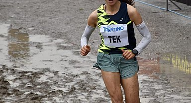 İtalya'da şampiyon olan Ruken, kupasını kız çocuklarına armağan etti