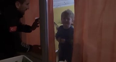 İtfaiyeci baba, oyun oynarken odada kilitli kalan oğlunu kurtardı; o anlar kamerada