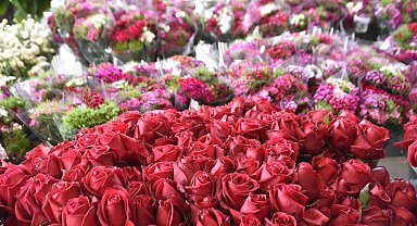 İzmir'de çiçek mezadında Sevgiler Günü bereketi