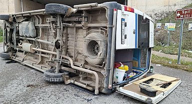 İzmir'de yolcu minibüsü ile hafif ticari araç çarpıştı: 9 yaralı