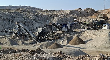 Japonya'nın Türkiye Büyükelçisi'nden Hatay'da günde 4 bin ton enkazı ayrıştıracak tesiste inceleme