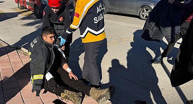 Kadın itfaiyeci, şoka girip üşüyen kazazedeye montunu verdi