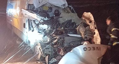 Kamyonet, TIR'a çarptı; anne ile kızı öldü, baba ile oğlu yaralı