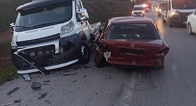Kamyonetin, emniyet şeridinde bekleyen 2 çekiciye çarpması kamerada; 1 ölü, 1 yaralı