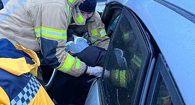 Kamyonetle otomobil kafa kafaya çarpıştı; 1 ölü 1 yaralı