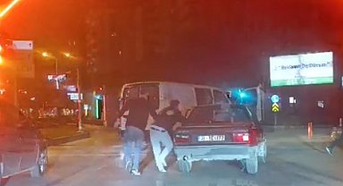 Kamyonetle, otomobilin önünü kesip, içindeki 2 kişiyi darbettiler; o anlar kamerada