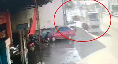 Kamyonun açılan kasa kapağının 3 çocuğu yaraladığı anlar kamerada