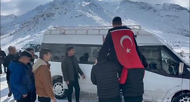 Kar nedeniyle kapanan yol açılıp, askere uğurlandı