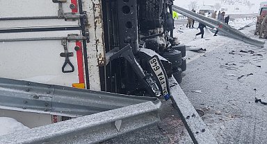 Kar nedeniyle kayganlaşan yolda devrilen kamyonun şoförü yaralandı