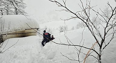 Kar nedeniyle köy evinde mahsur kaldı, jandarma ekipleri kurtardı