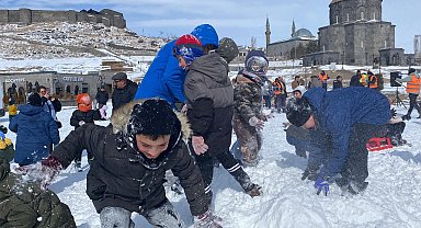 Kar şöleninde kar topu savaşı