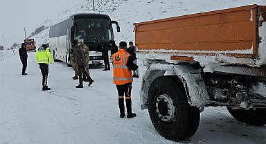 Kara saplanan otobüste mahsur kalan öğrenciler kurtarıldı