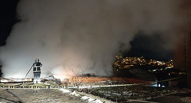 Karabük'te 2 katlı ev yandı