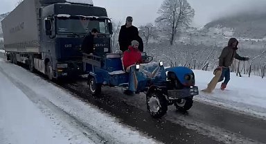 Karda kalan 25 tonluk TIR'ı, 750 kiloluk 'patpat' çekti; o anlar kamerada