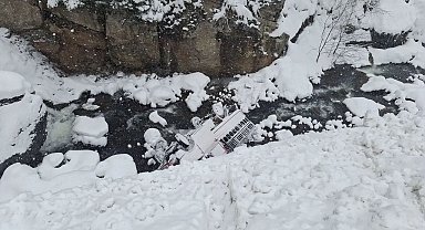 Karda kayan kamyonet, dereye yuvarlandı; 5 yaralı