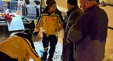 Karda mahsur kalan hastaya paletli ambulansla ulaştırıldı