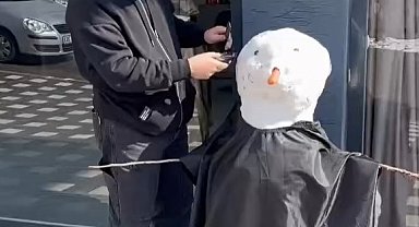 Karda sörf yapıp, kardan adamı tıraş ettiler