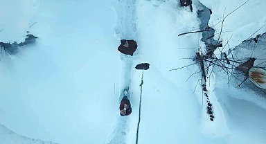 Kardan yolu kapanan köydeki hastaya ilaçları dronla ulaştırıldı