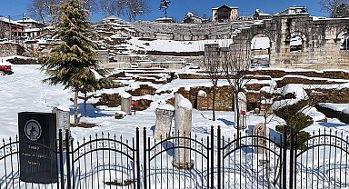 Karla kaplı antik tiyatro dron ile görüntülendi