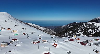 Karla kaplı Karadeniz'in zirvelerinde seyirlik manzara