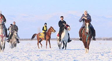 Karlı ovaya atlarıyla gidip yem bıraktılar