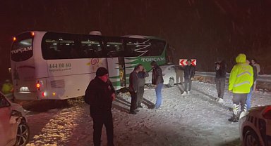 Karlı yolda 4 aracın karıştığı zincirleme kazada 2 yaralı