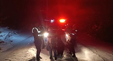 Karlı yolda araçlarında mahsur kalan aileyi jandarma kurtardı