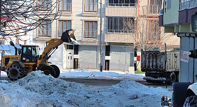Karlıova ilçe merkezinde biriken kar, kamyonlarla taşınıyor