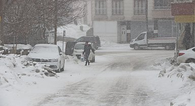 Karlıova'da 5 köy yolu kar yağışı nedeniyle ulaşıma kapandı