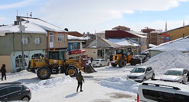 Karlıova'da biriken kar, kamyonlarla ilçe dışına taşınıyor
