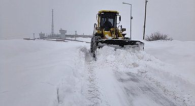 Karlıova'da kar kalınlığı 60 santimi buldu