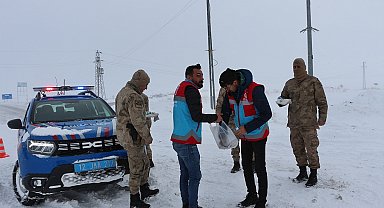 Karlıova'da kar kalınlığı 60 santimi buldu