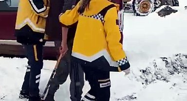 Kars'ta kardan mahsur kalan hasta, ekipler tarafından hastaneye ulaştırıldı