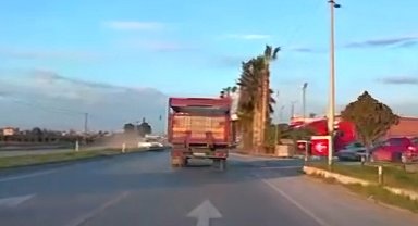 Karşı şeride geçip, kamyonla çarpışan otomobilin sürücüsü öldü; kaza kamerada