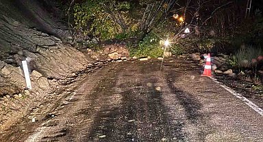 Kastamonu'da heyelan; iki ilçe arasındaki sahil yolu ulaşıma kapandı