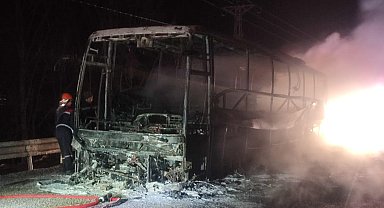 Kastamonu'da seyir halindeki yolcu otobüsü alev aldı; o anlar kamerada