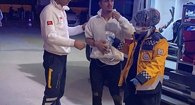 Kavgayı ayırmak isterken karnından bıçaklandı