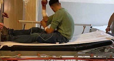 Kavgayı ayırmak isterken kolundan bıçaklandı