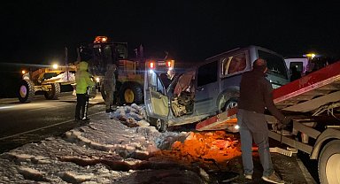 Kayseri'de iş makinesi ile hafif ticari araç çarpıştı: 2 ağır yaralı