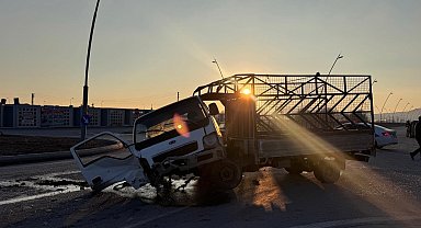 Kayseri'de kamyonet ile otomobil çarpıştı: 2'si polis, 4 yaralı