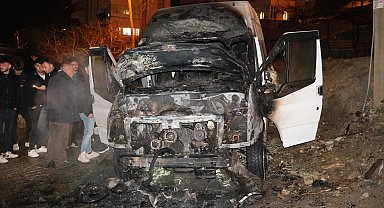 Kayseri'de park halindeki öğrenci servis minibüsü alev aldı